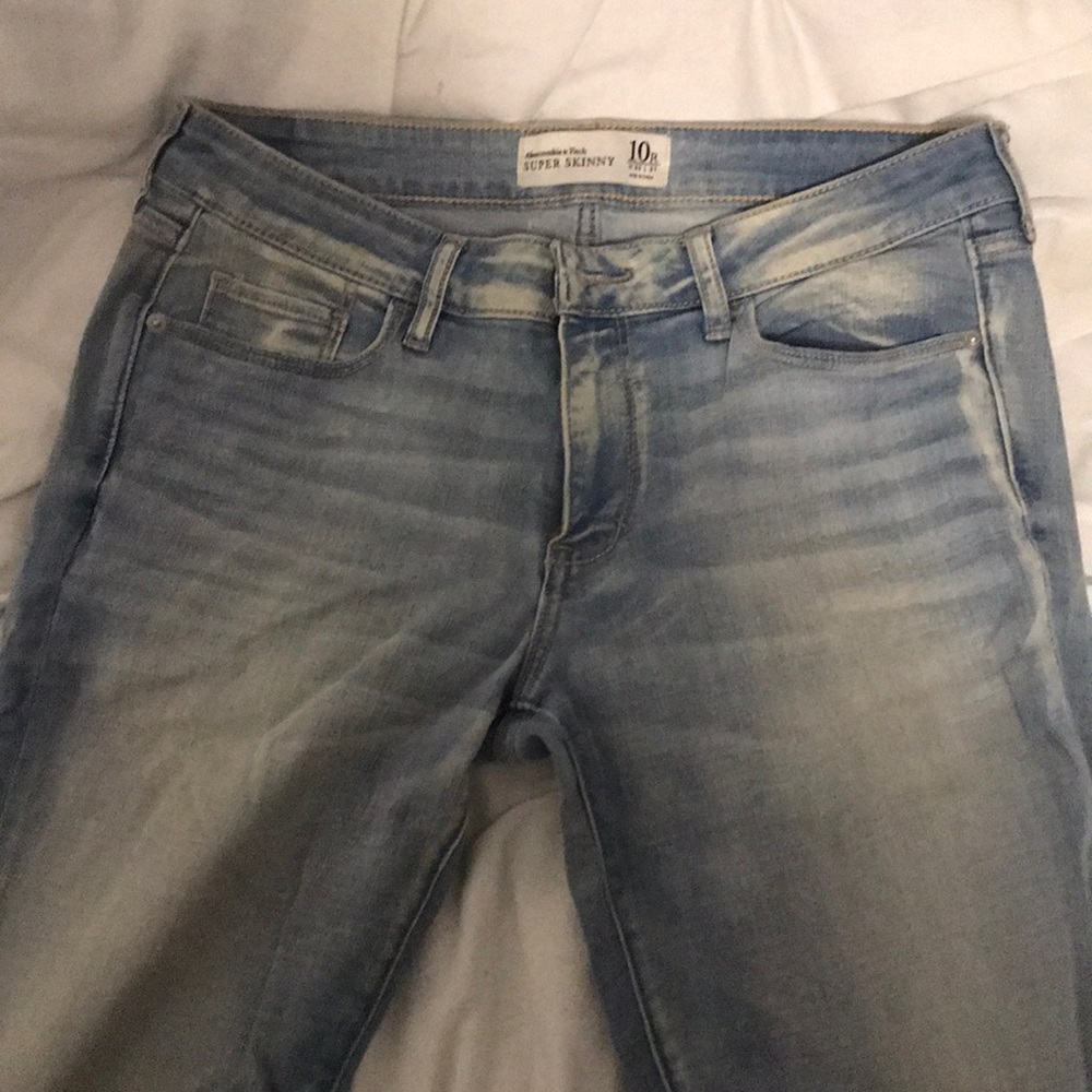 Size 10R light wash destroyed denim